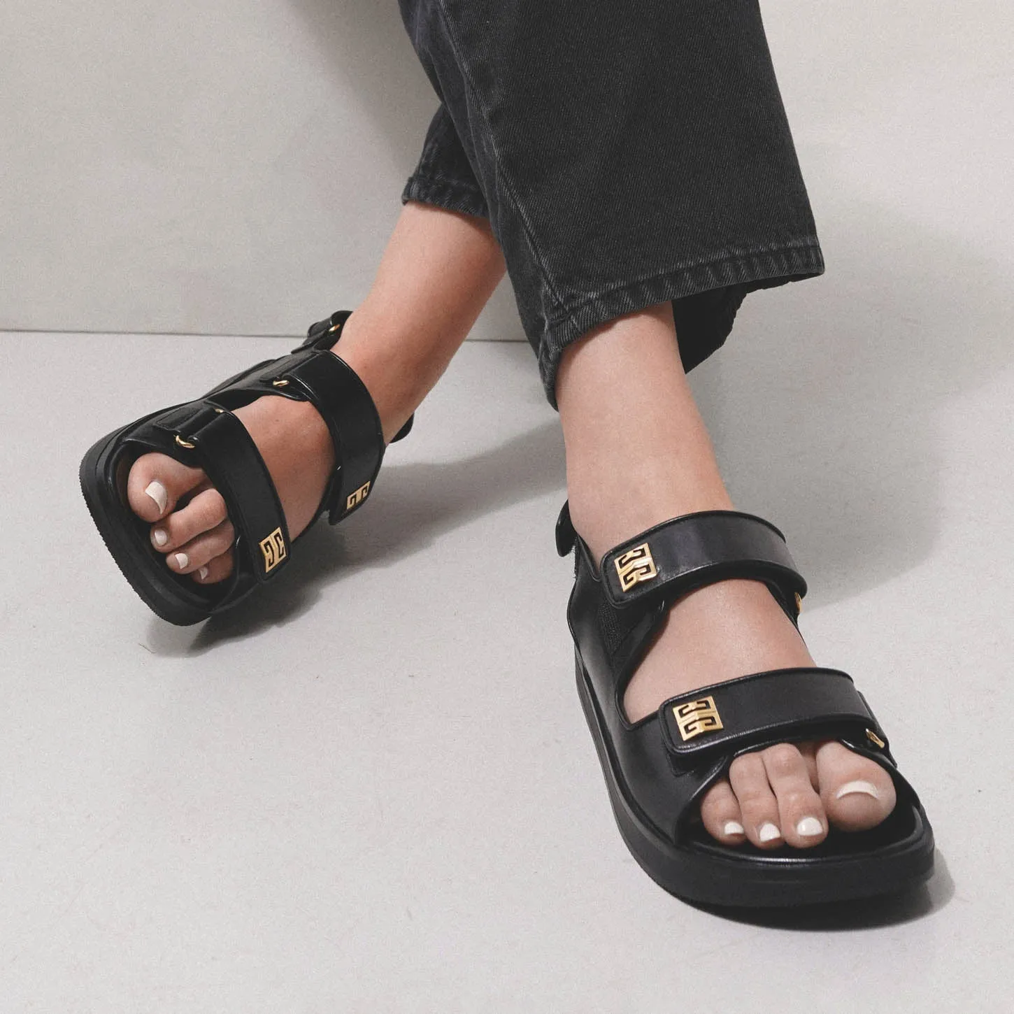 4G strap flat black leather sandals