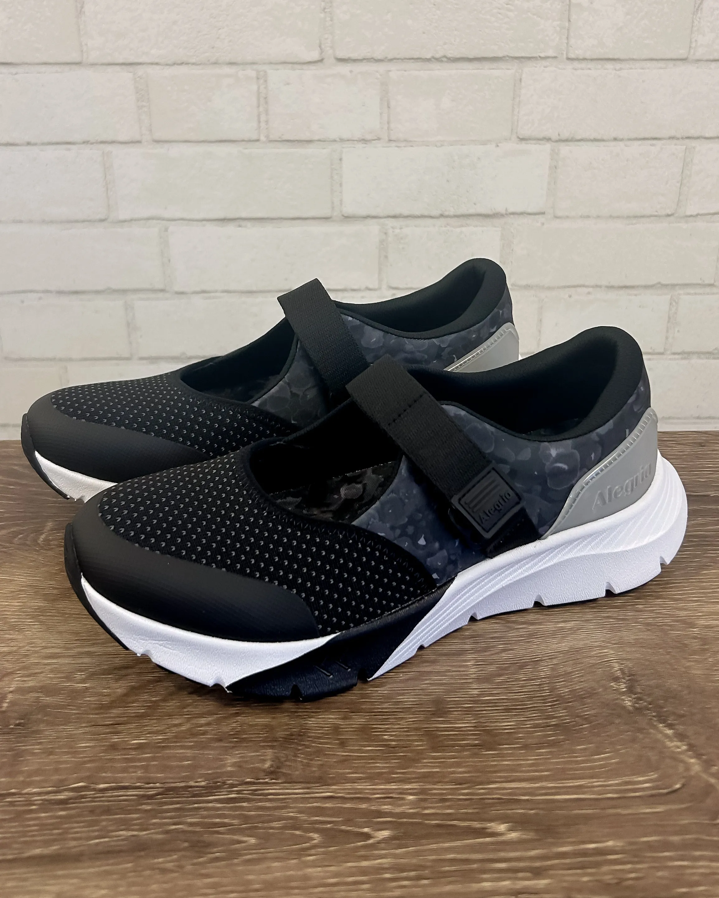 Atlis | Black