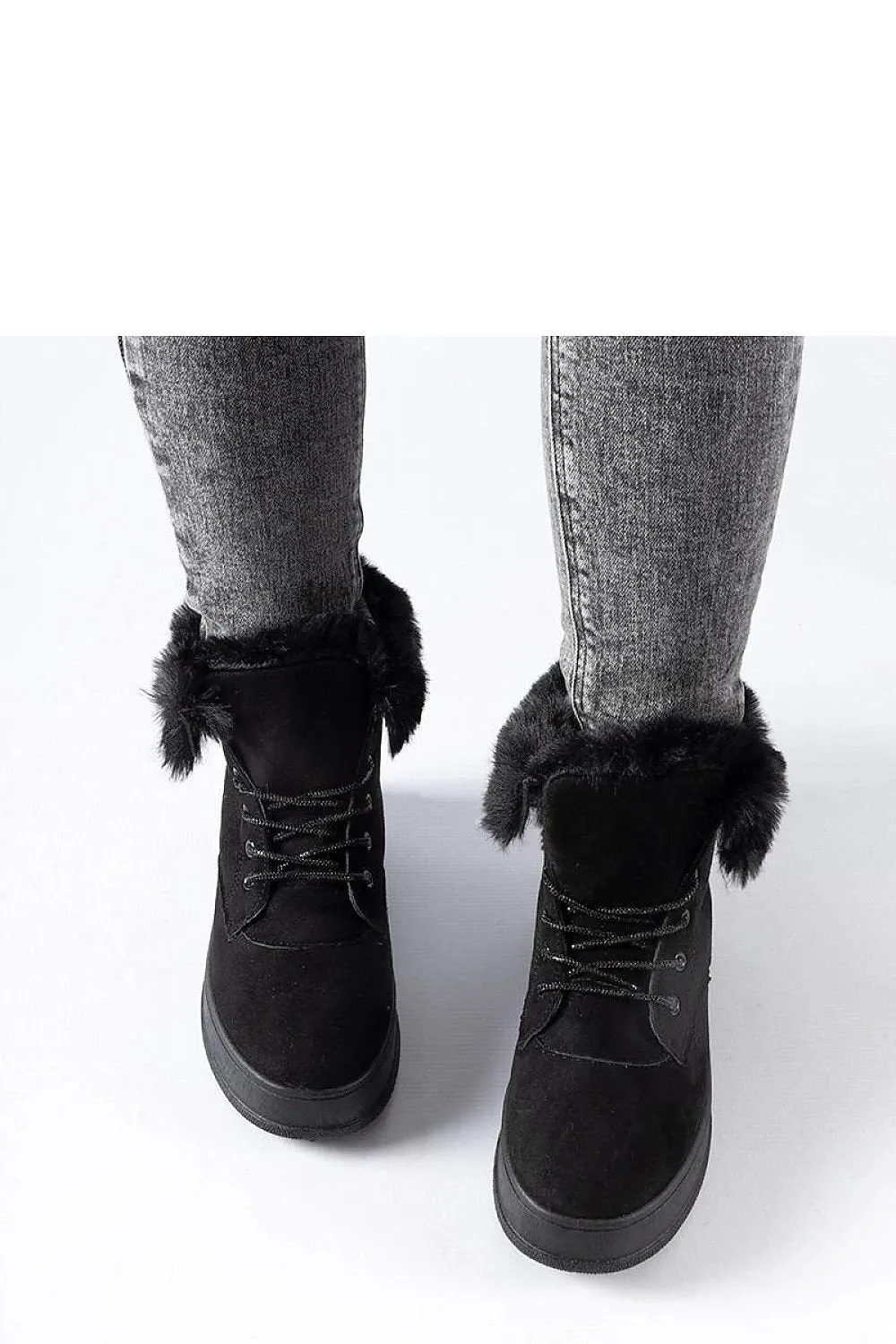 Black snow boots on the Oliverio platform