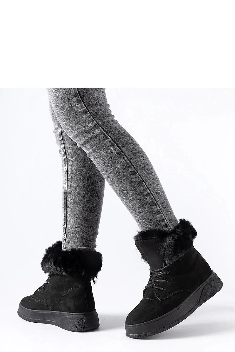 Black snow boots on the Oliverio platform