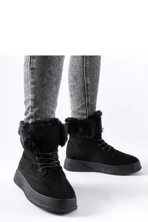 Black snow boots on the Oliverio platform